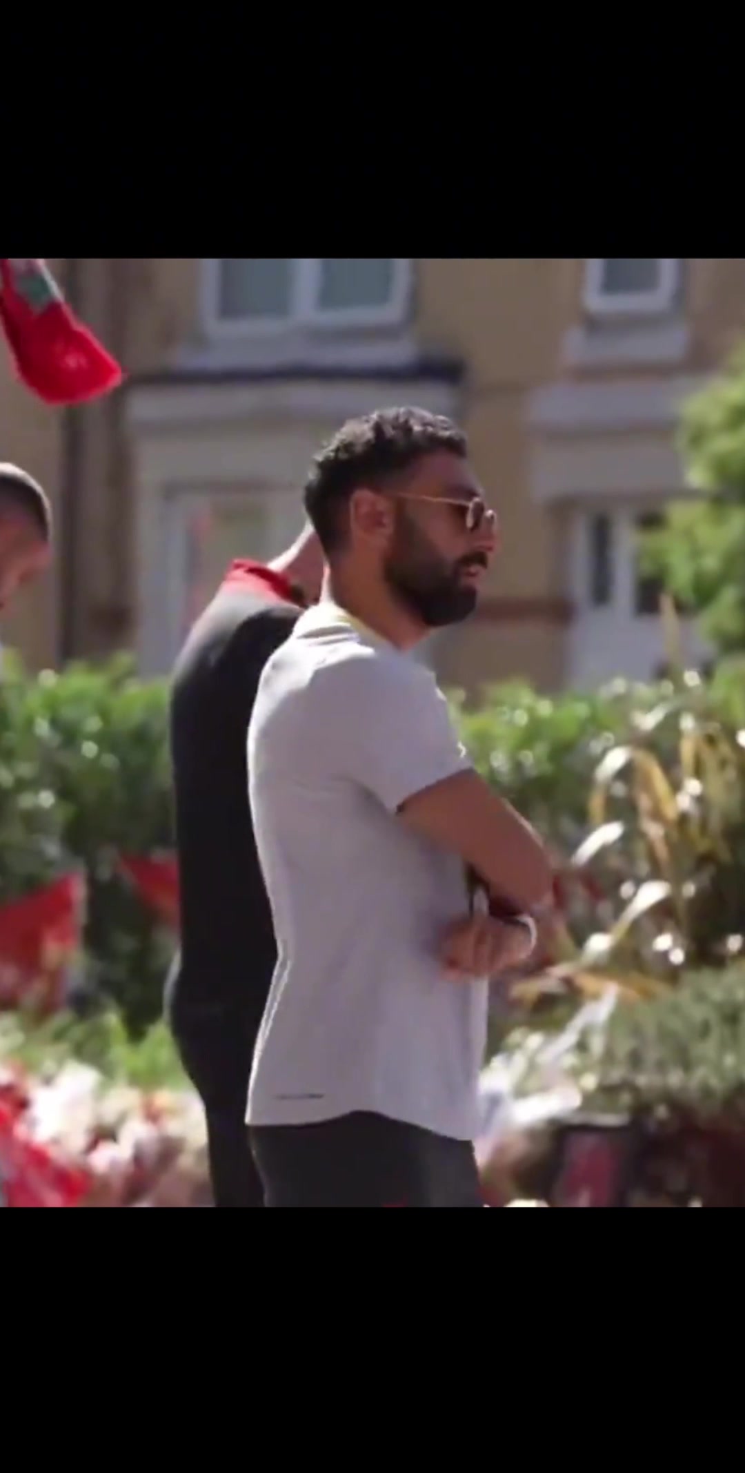 難過(guò)薩拉赫范迪克在安菲爾德球場(chǎng)外緬懷若塔神情落寞