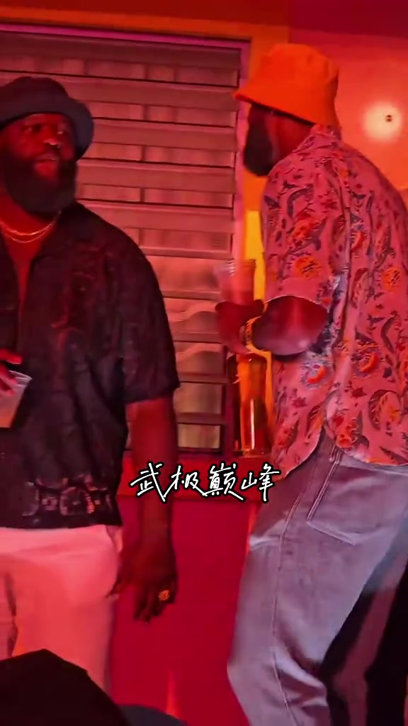 嗨起來(lái)詹姆斯和追夢(mèng)-格林一塊喝酒狂歡