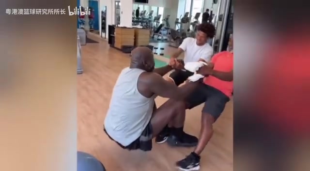 真正的天賦53歲的奧尼爾在健身房訓練這身材依舊炸裂啊