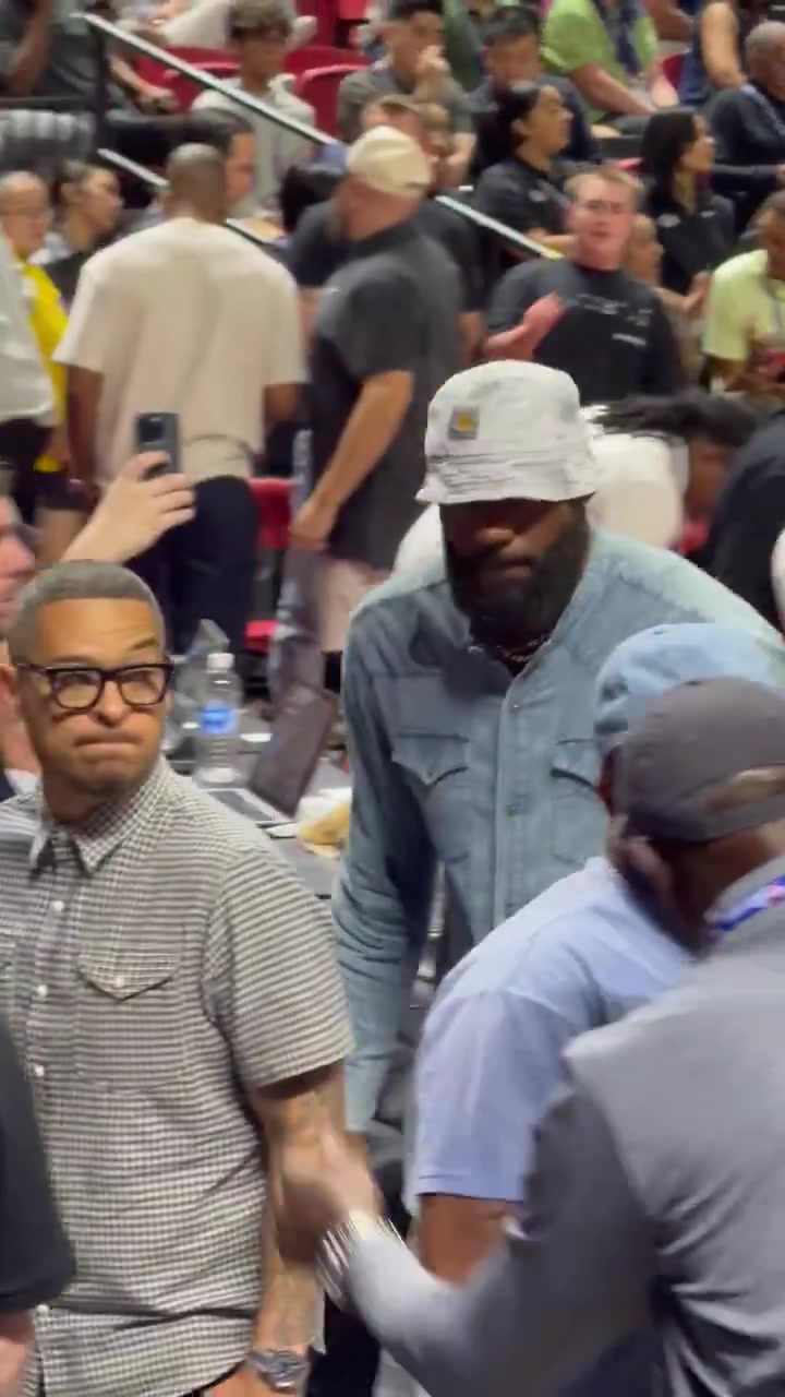 楊瀚森同一場地詹姆斯未等湖人比賽結(jié)束已經(jīng)提前離開球館了