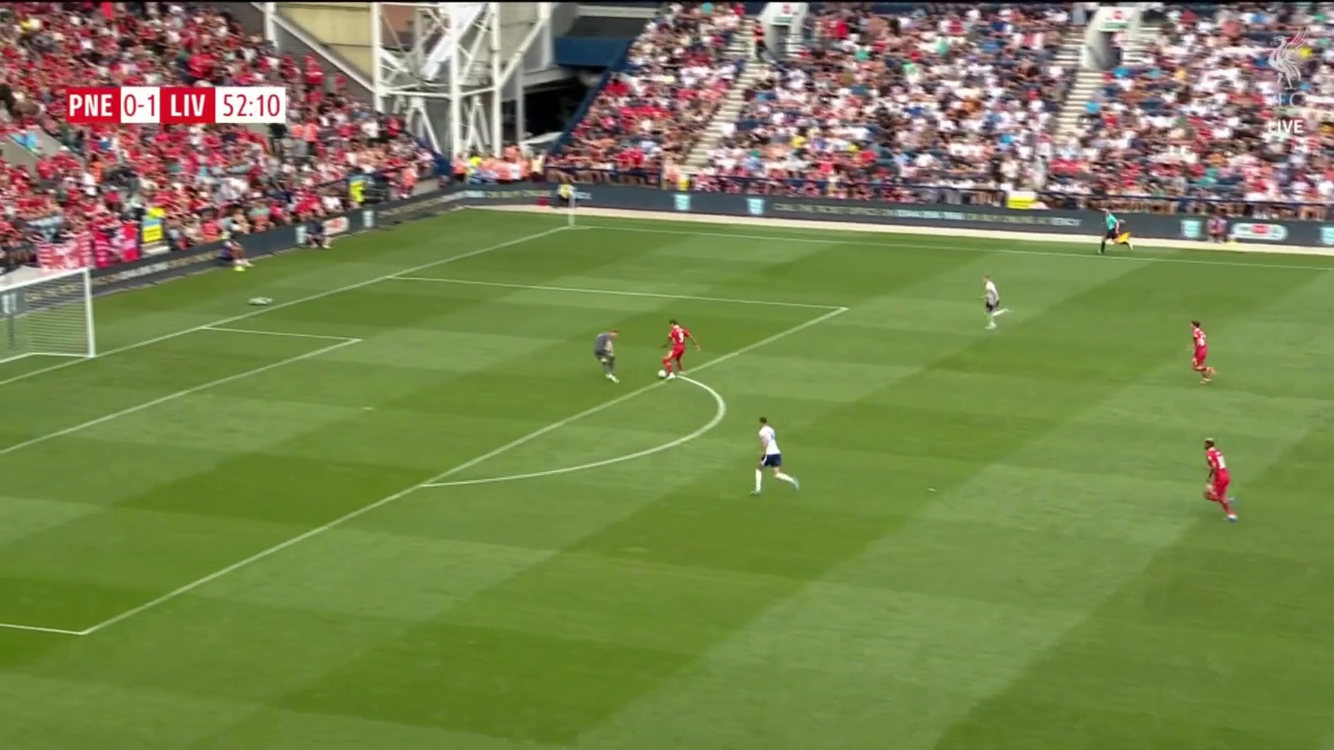 努涅斯破門(mén)隨后連做若塔兩個(gè)經(jīng)典慶祝動(dòng)作悼念隊(duì)友