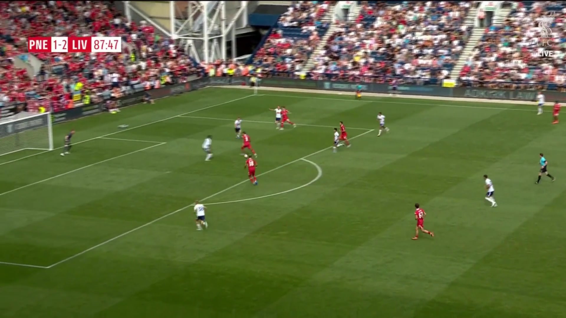 加克波破門(mén)同樣做出若塔經(jīng)典慶祝動(dòng)作現(xiàn)場(chǎng)紅軍球迷掌聲沸騰