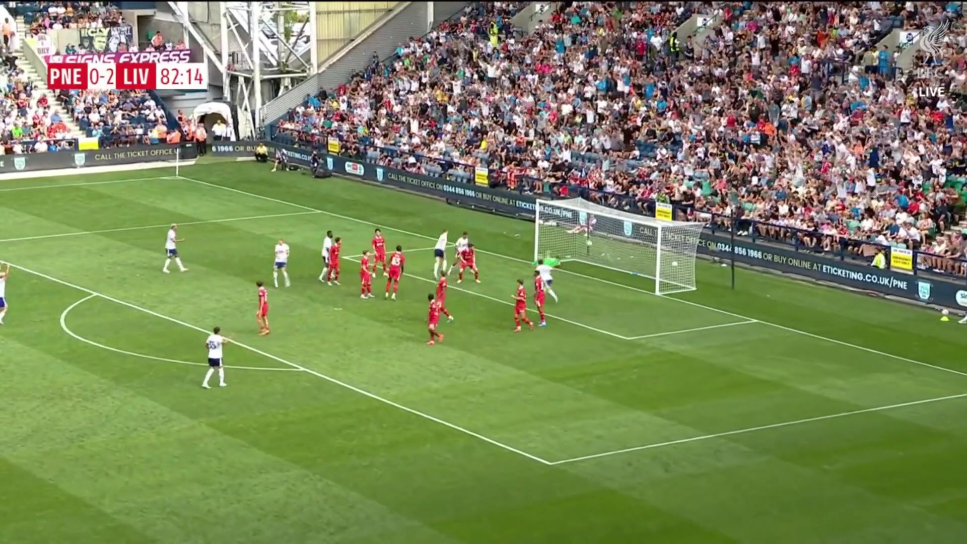 勢(shì)大力沉普雷斯頓球員林德希頭槌轟門(mén)扳回一球