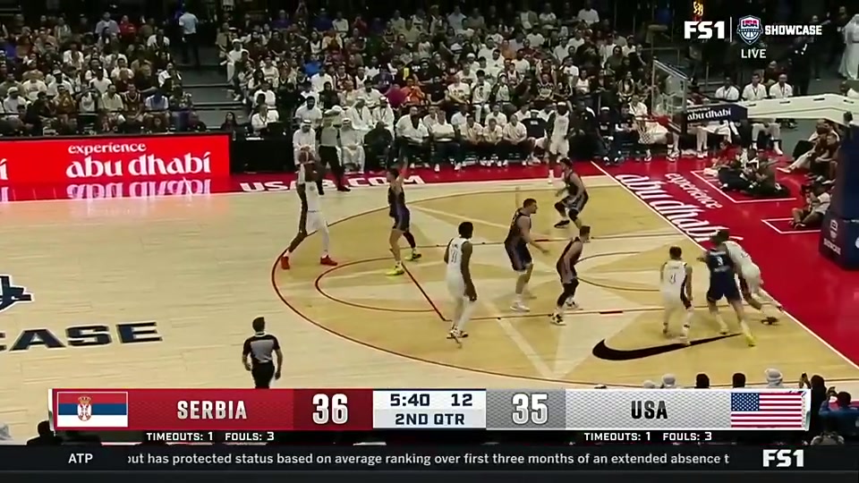 庫(kù)里此前在熱身賽連續(xù)打爆塞爾維亞外線約基奇氣得砸球