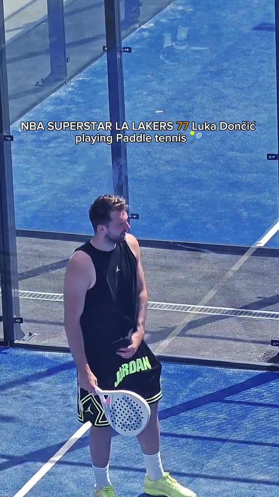 東契奇玩匹克球這體型變化真的大看來夏天減肥很成功