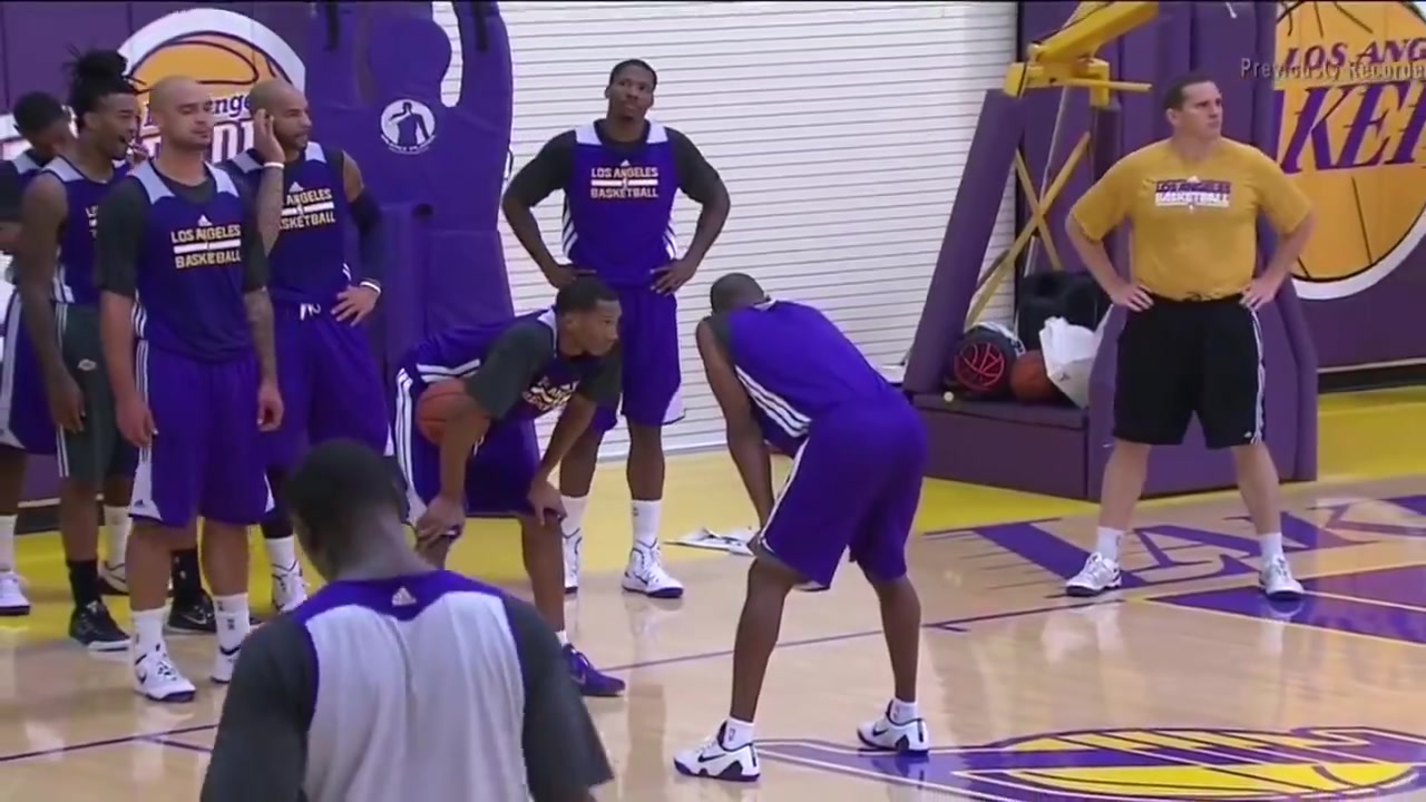 看著就巨累當(dāng)年科比訓(xùn)練貼防全隊(duì)運(yùn)球結(jié)束后爆喘表情痛苦