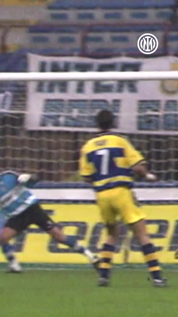 重劍無鋒國(guó)米官推曬維埃里藍(lán)黑生涯精彩進(jìn)球