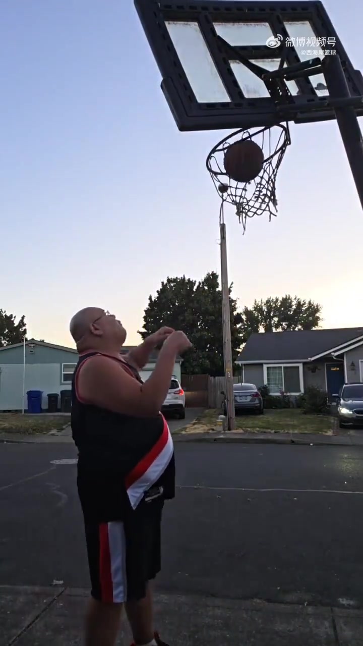 真受歡迎開拓者死忠粉Oscar已經(jīng)穿上楊瀚森球衣到處秀了