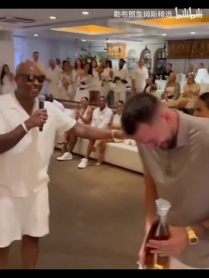 全球頂流東契奇在希臘參加喬丹品牌晚會(huì)合集人群中的焦點(diǎn)啊