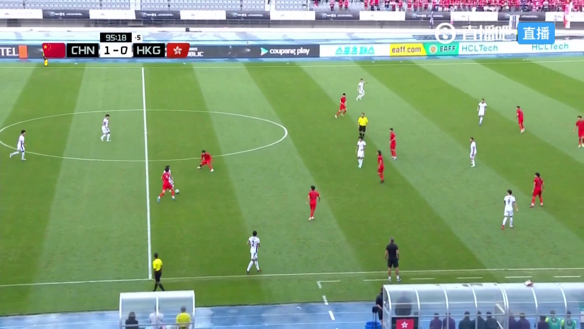 沒事吧蒯紀(jì)聞終場時被中國香港球員擊倒現(xiàn)場捂臉倒地