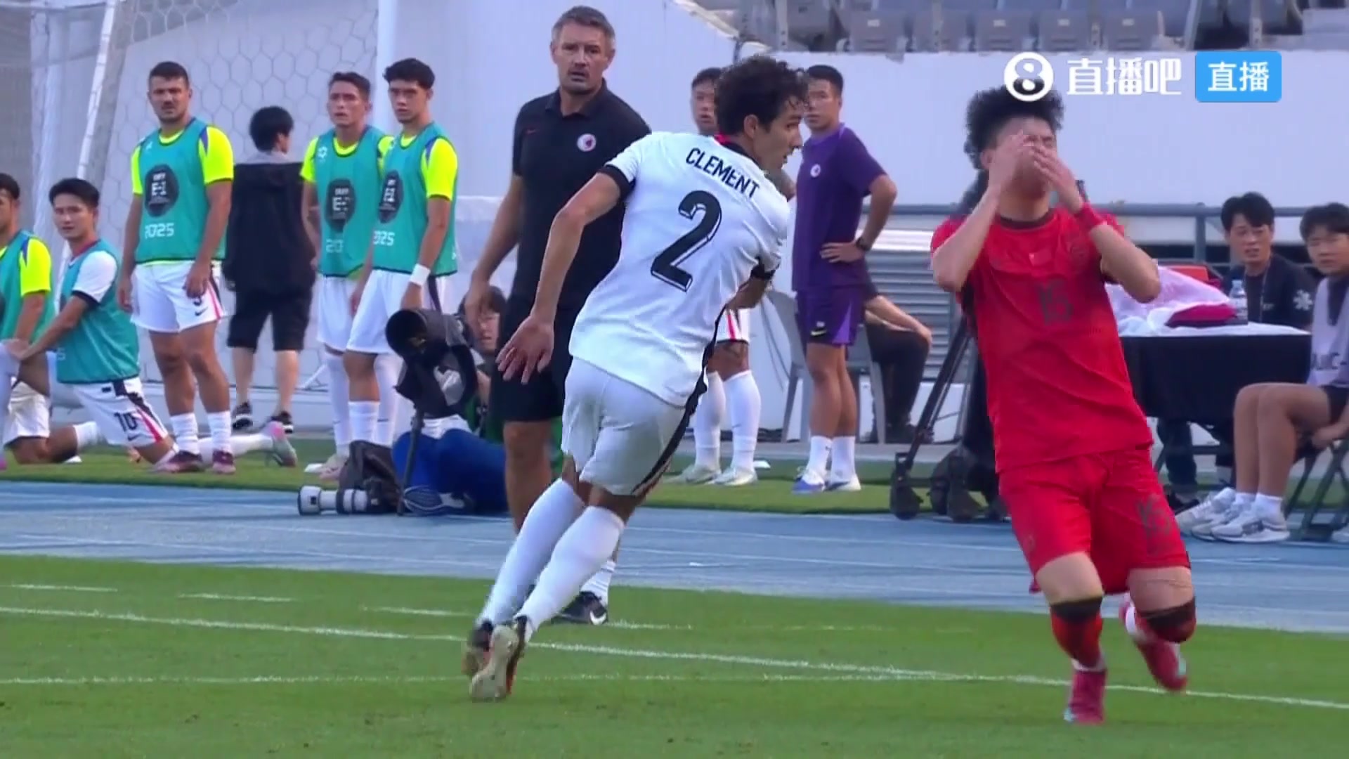 回看雙方?jīng)_突起因王鈺棟連遭小動作挑釁后失控楊晨控制情緒