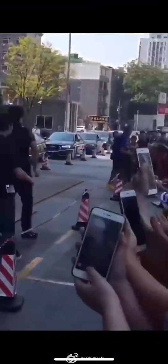 18年庫(kù)里中國(guó)行庫(kù)里在酒店門口跟場(chǎng)外球迷互動(dòng) 保安拉都拉不住