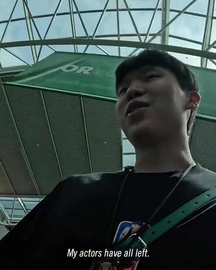 楊瀚森簡直社交悍匪啊在機(jī)場人氣是真高