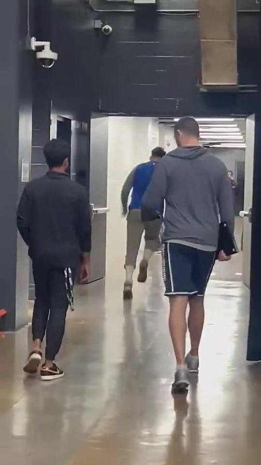 名場(chǎng)面東契奇飛速跑回更衣室嘴里不停喊著我很快我很快