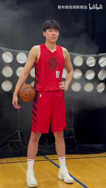 天道酬勤楊瀚森近期場(chǎng)下視頻合集笑是應(yīng)對(duì)生活的解藥