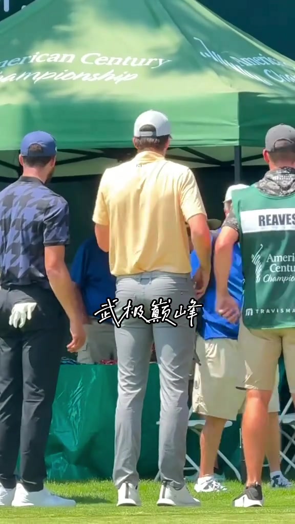 里夫斯與庫(kù)里在太浩湖高爾夫名人賽相遇他們?cè)诩游⑿艈? title=