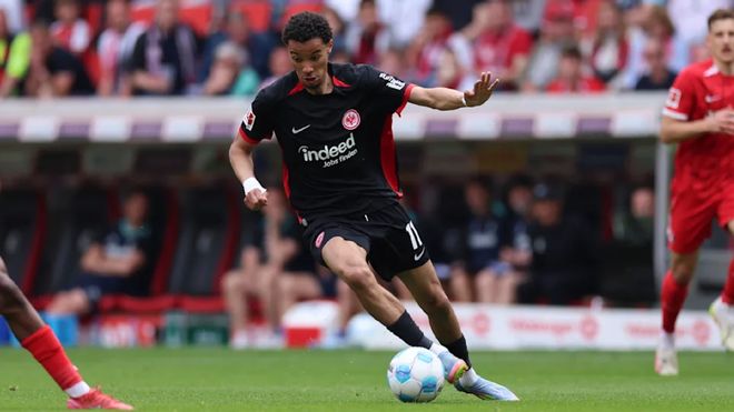 德媒：法蘭克福欲售?；倏?，標(biāo)價1億歐，利物浦有意接手。