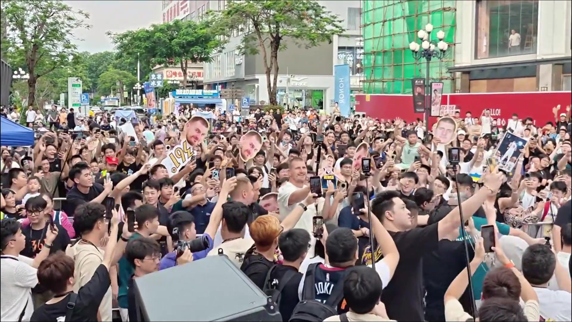 球迷圍的里三層外三層約老師中國(guó)行這人氣比起詹庫(kù)杜登如何