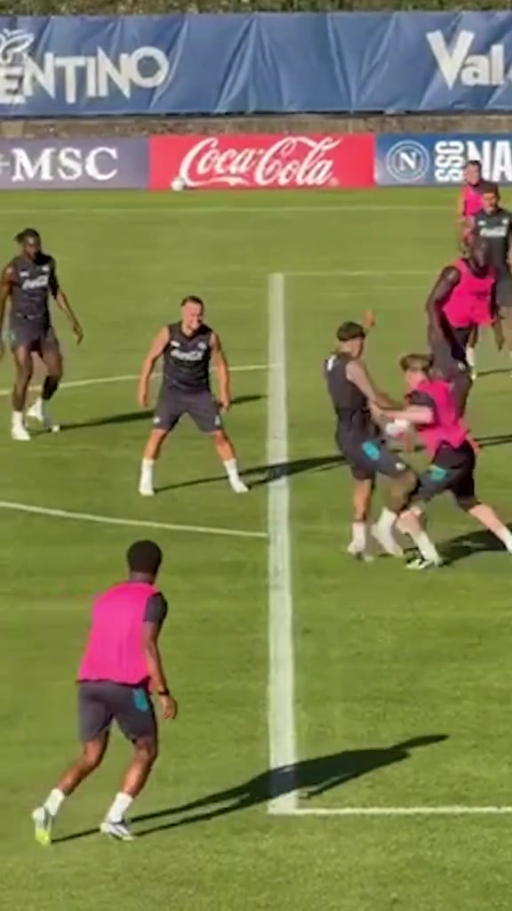 新賽季意甲好看了那不勒斯訓(xùn)練場(chǎng)驚現(xiàn)憨丁連線