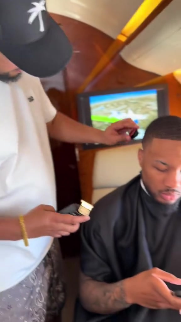 回家利拉德在回波特蘭的私人飛機(jī)上剃了個(gè)頭?