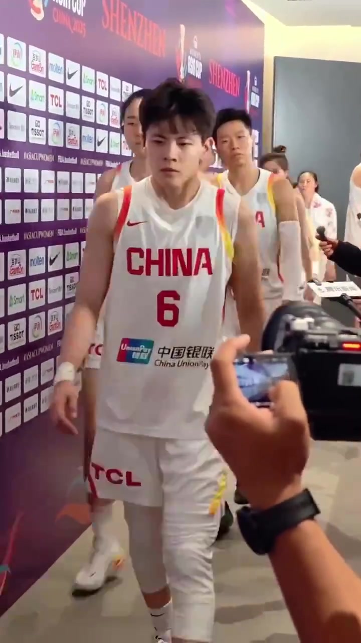 遺憾不敵日本女籃中國女籃賽后離場姑娘們都沉默沮喪