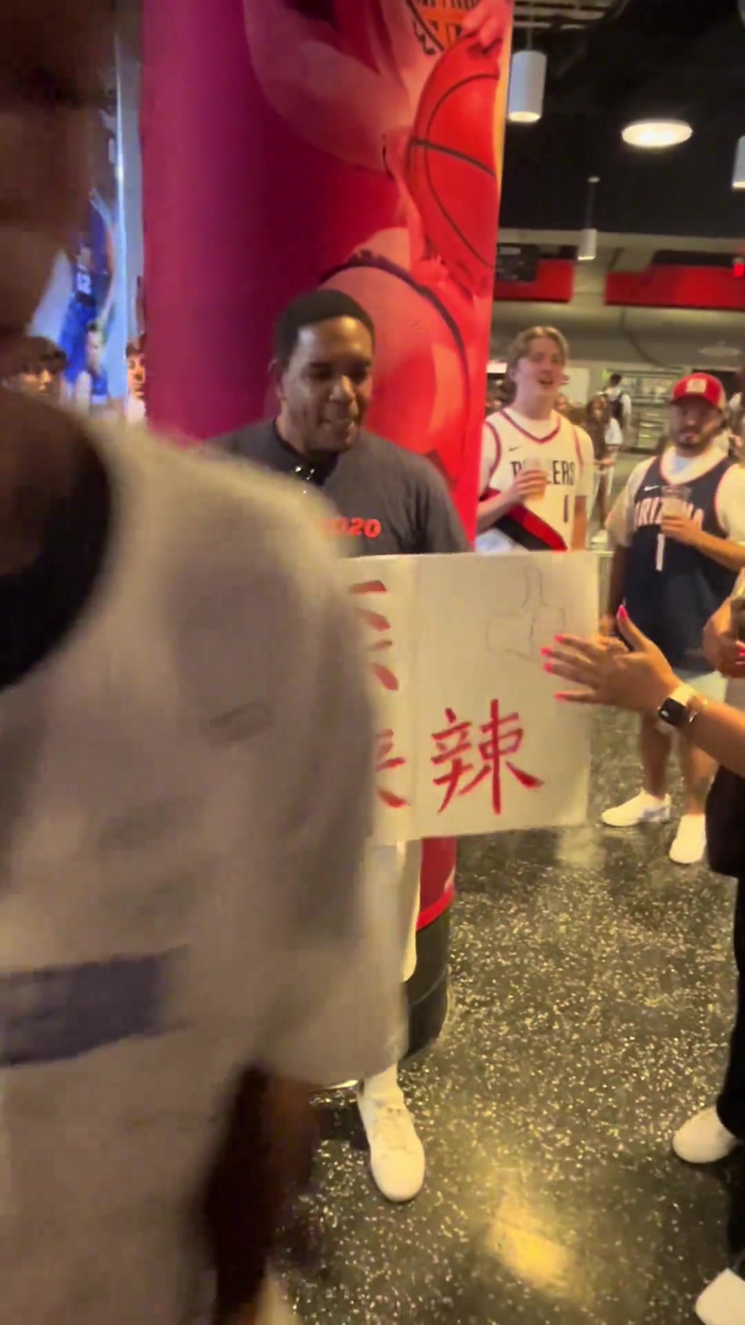 美國球迷寫中文哥們來辣助威楊瀚森 他甚至還會(huì)諧音賣萌