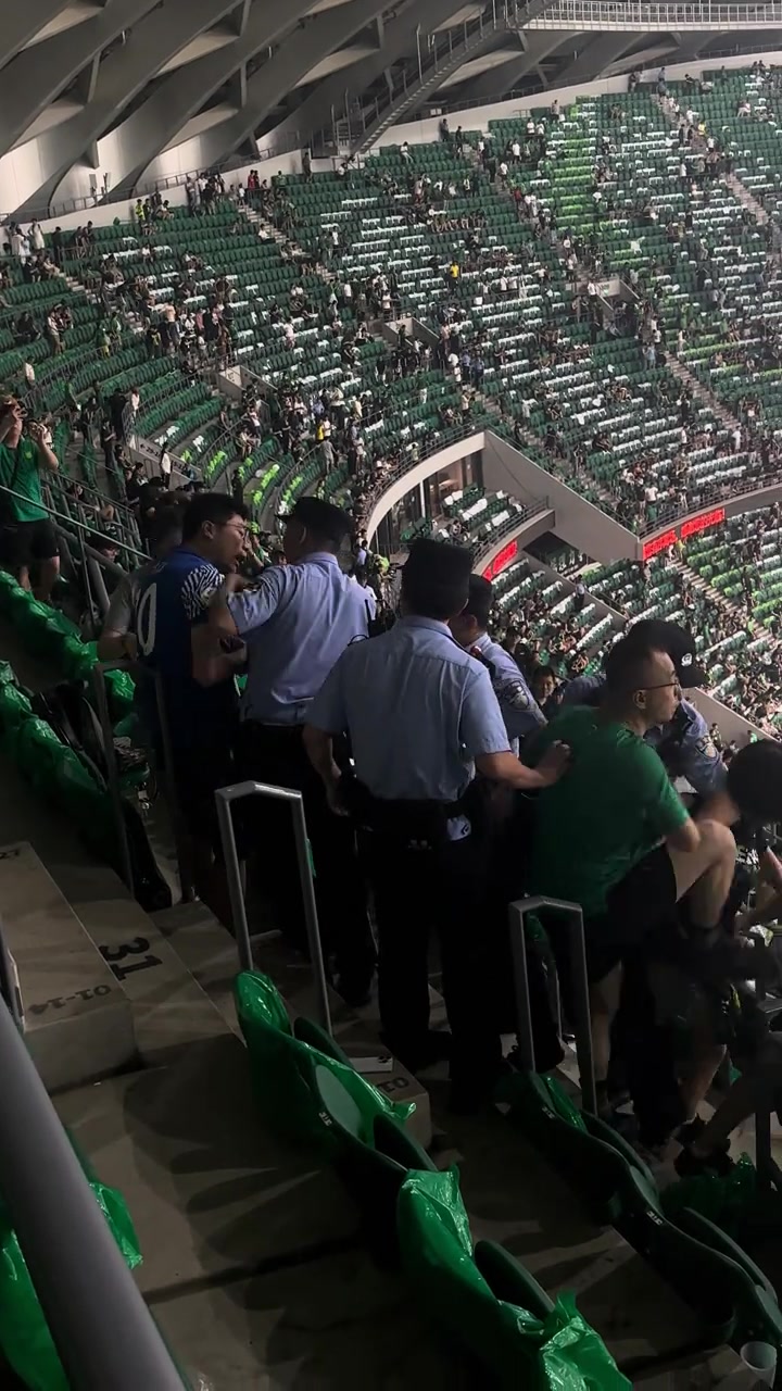 女子勸架險(xiǎn)些被打申花球迷和國安球迷上演暴力干架