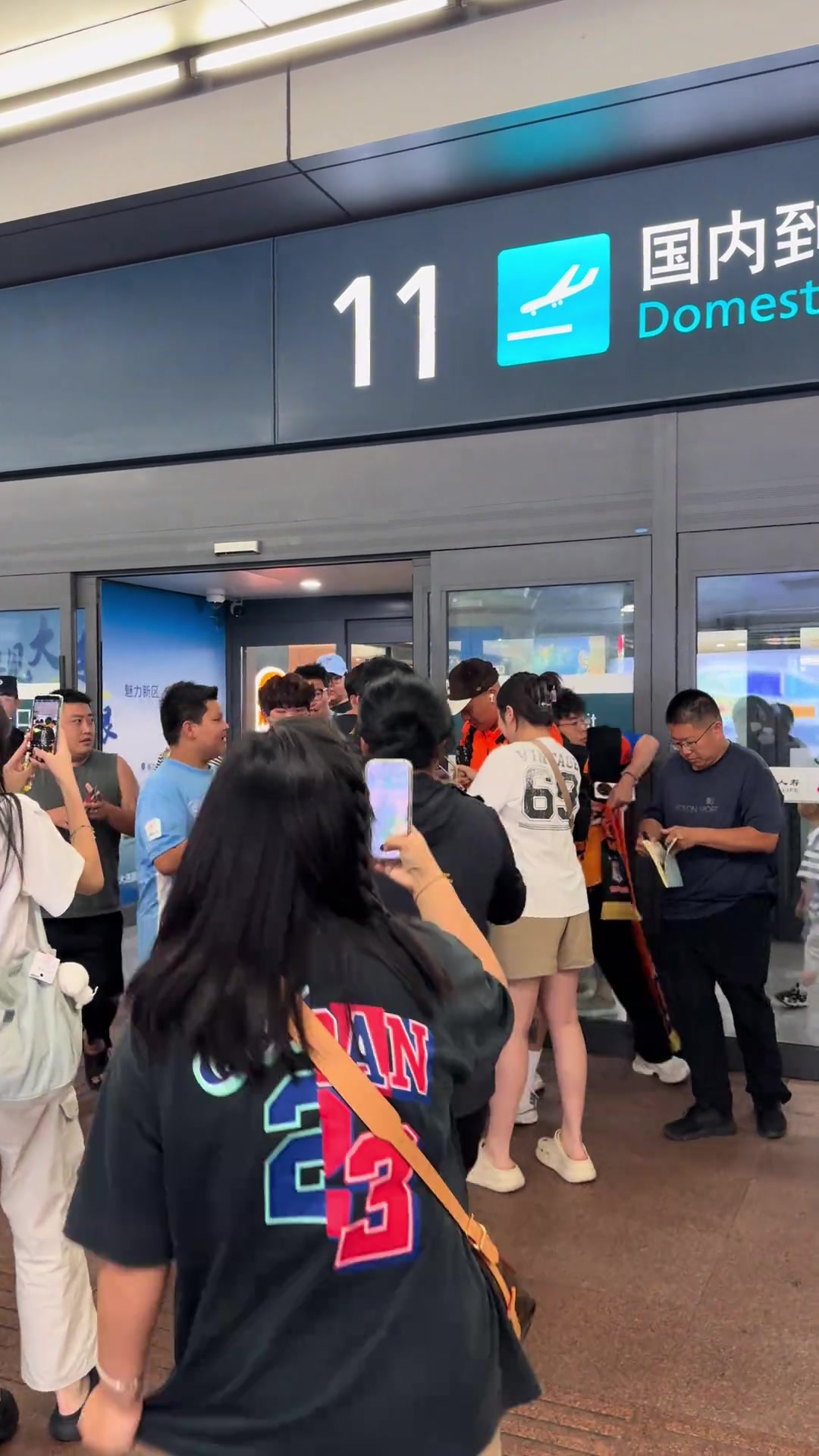 別擠別擠王大雷回到家鄉(xiāng)大連了被球迷團團圍住要求簽名