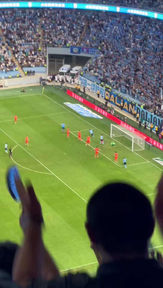 球迷實拍大連英博拉布亞德任意球破門