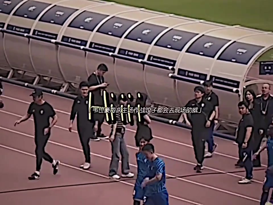 那可是韋世豪一見(jiàn)鐘情陪伴了韋世豪十年的女孩呀怎能受欺負(fù)