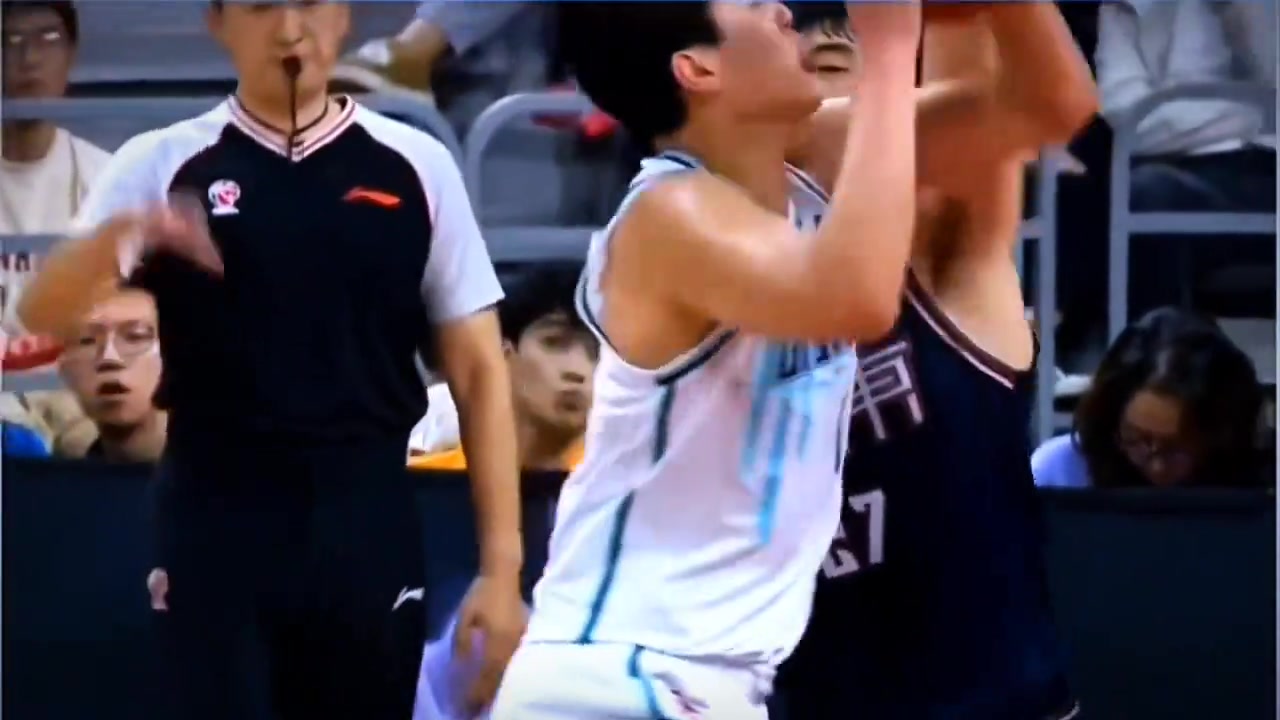 這動作在NBA高低整個惡意犯規(guī)吧