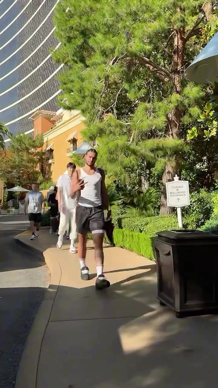 還沒回國楊瀚森依然隨隊(duì)到場(chǎng) 一身便裝休閑觀戰(zhàn)