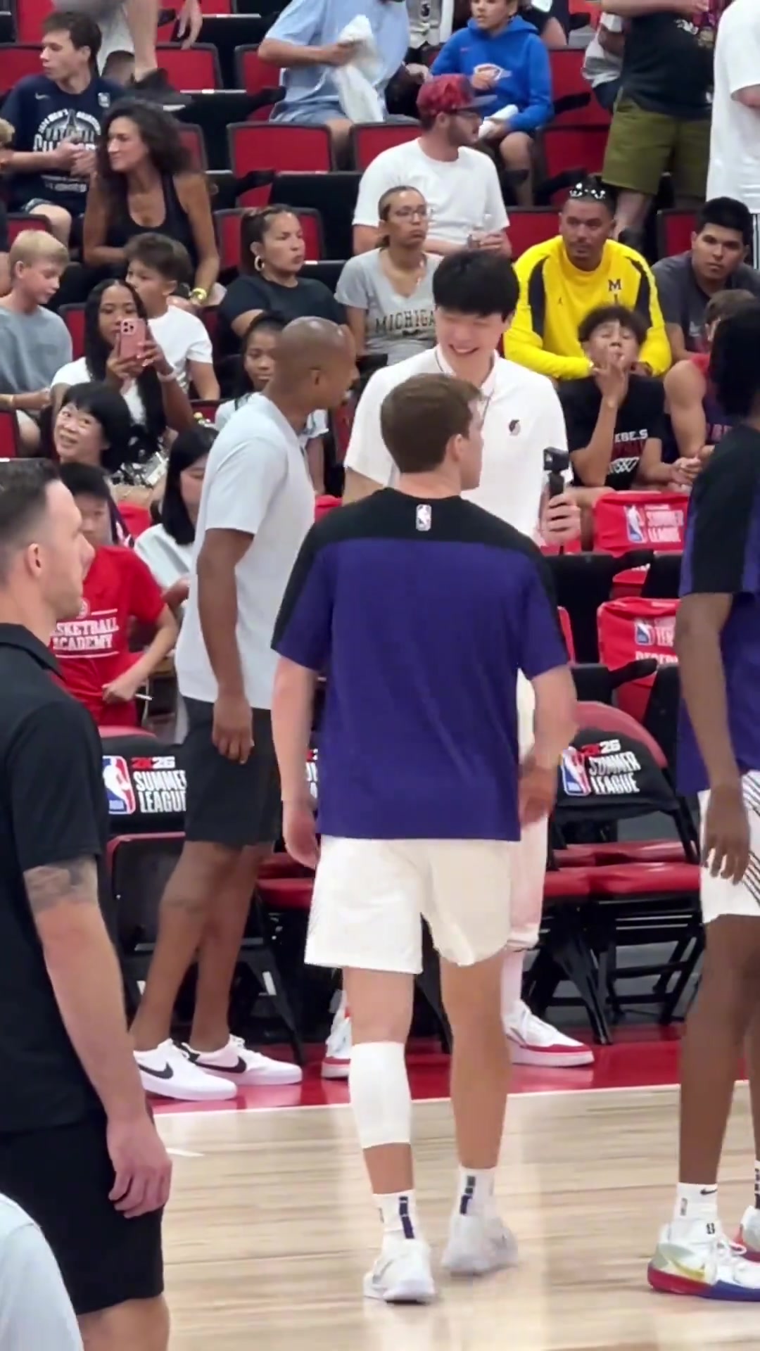 英語進(jìn)步真快楊瀚森場(chǎng)邊觀戰(zhàn) 和教練有說有笑