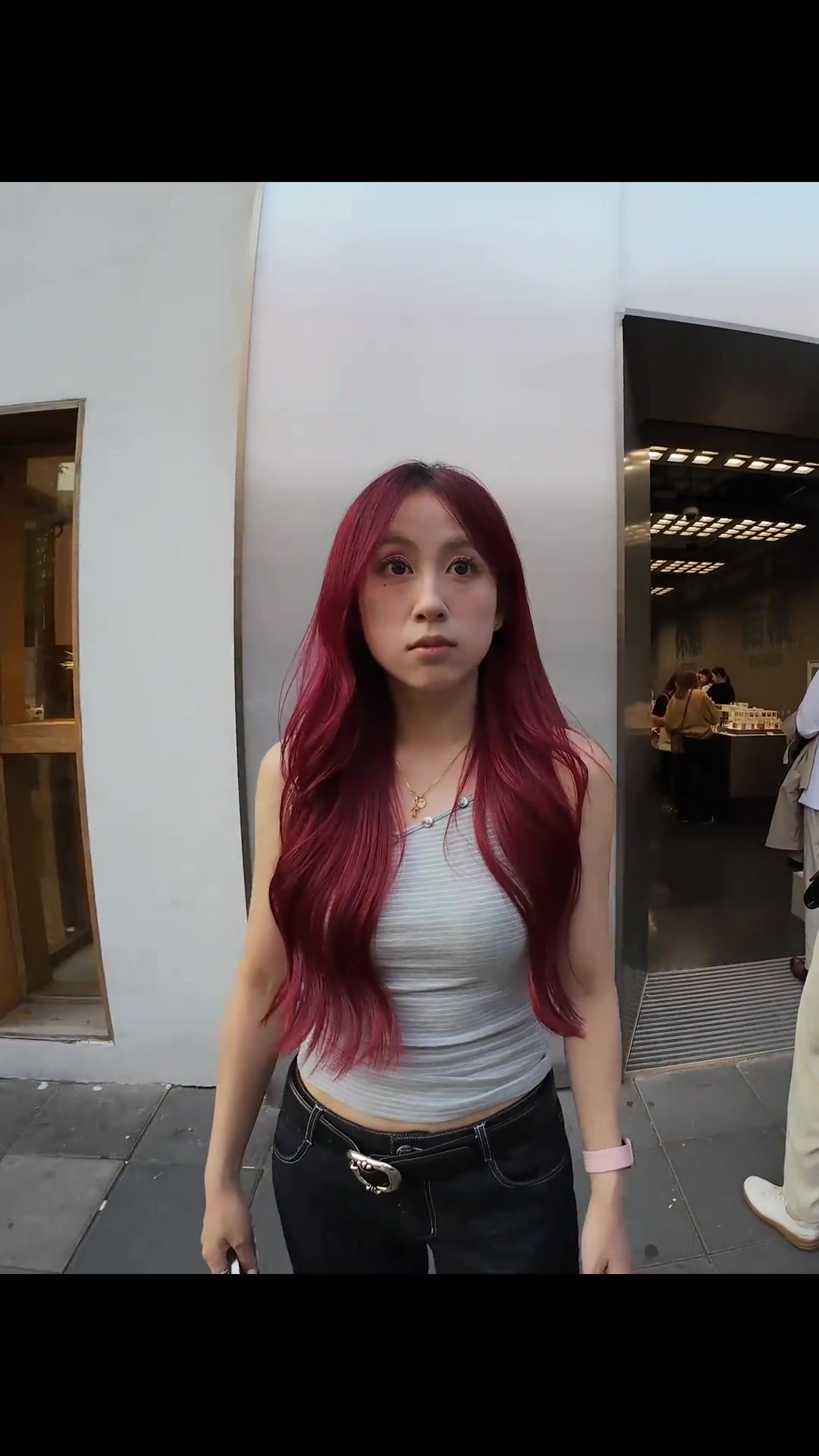 韋世豪老婆此前在上海街拍相機(jī)直拍下底子真的有點(diǎn)美