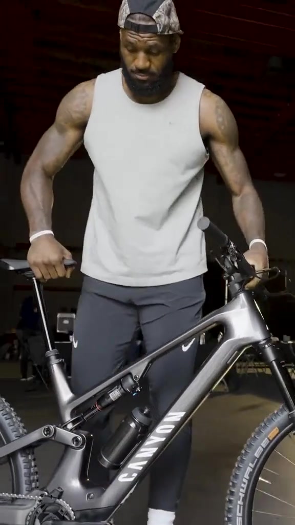 詹姆斯曬新自行車 網(wǎng)友這種車在農(nóng)村騎不得打一身泥啊