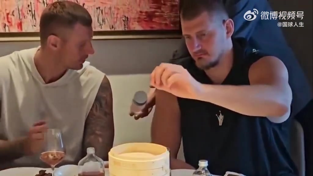 太逗了約基奇體驗(yàn)吃北京烤鴨 他哥連隔離紙都吃