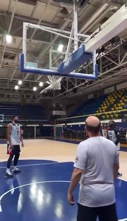 這視野離譜老詹在訓(xùn)練中跳起轉(zhuǎn)身大橫傳助攻庫(kù)里扔三分