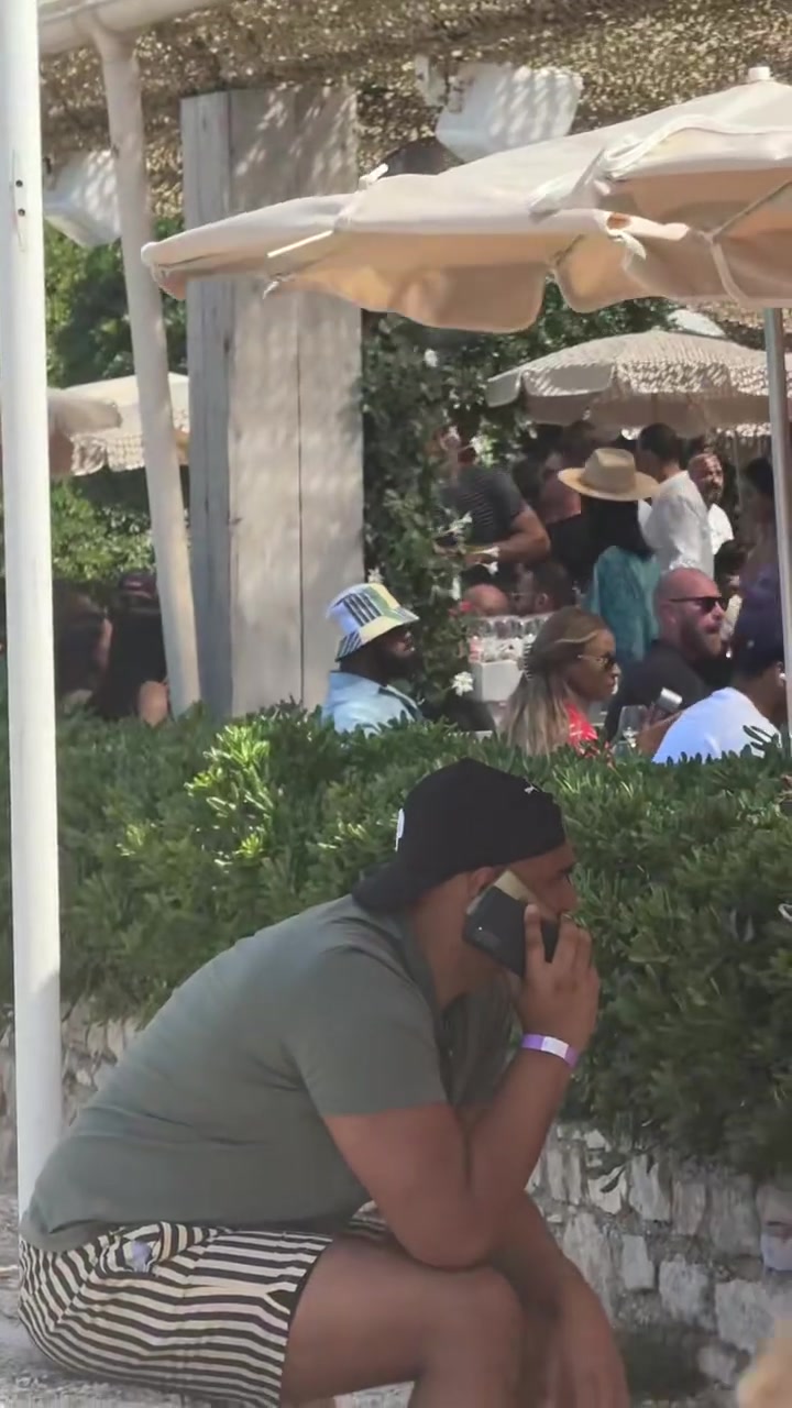 詹姆斯亞馬遜創(chuàng)始人貝索斯摩納哥一起聚會