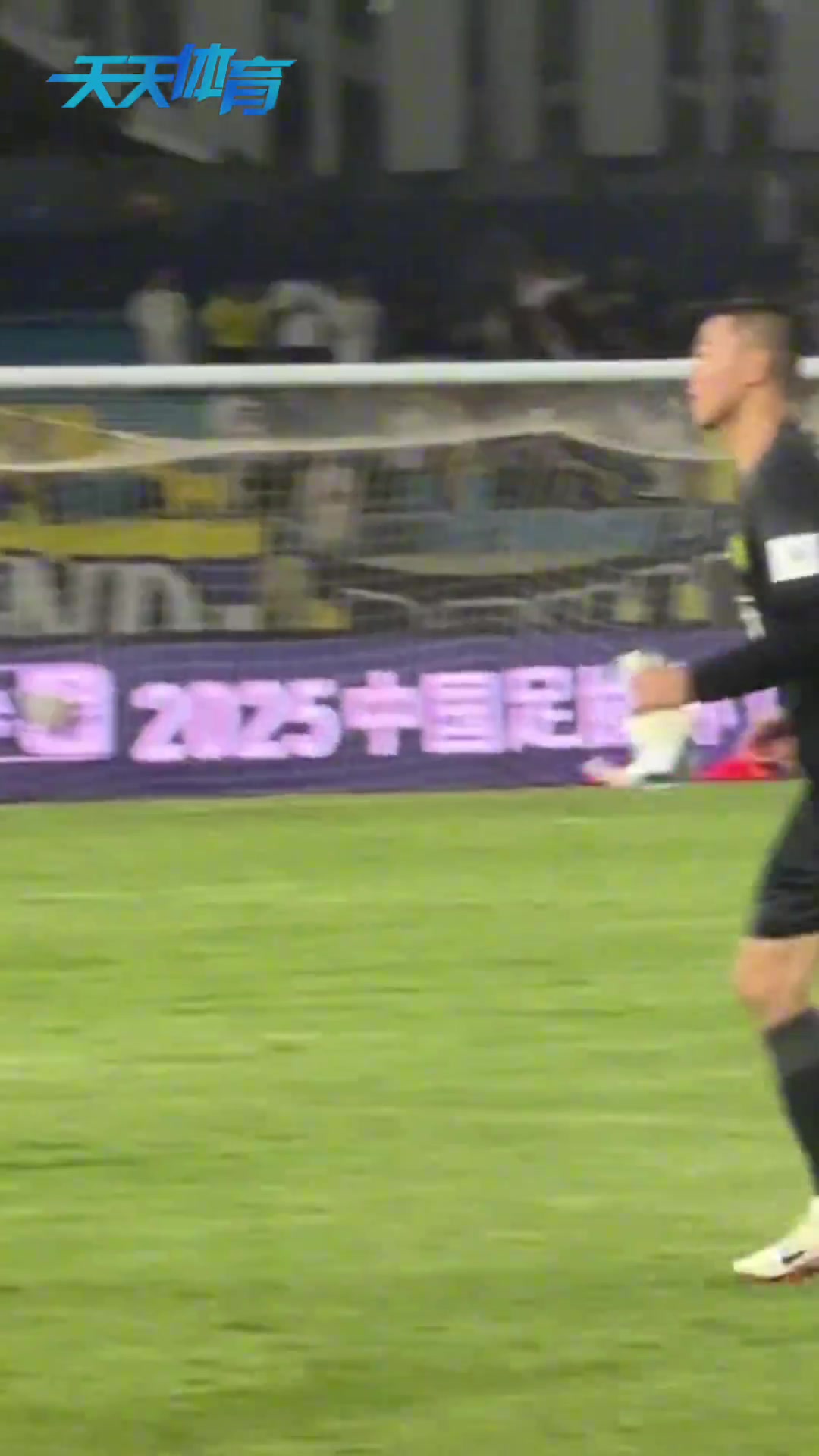 先后擁抱兩位老大哥網(wǎng)友謙遜是侯森深受國安球迷愛戴的原因