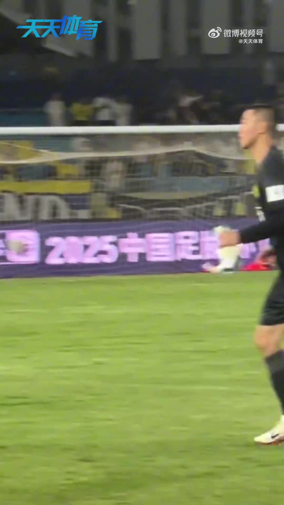 晚輩對(duì)前輩的尊敬賽后侯森擁抱邵佳一和老門將楊智