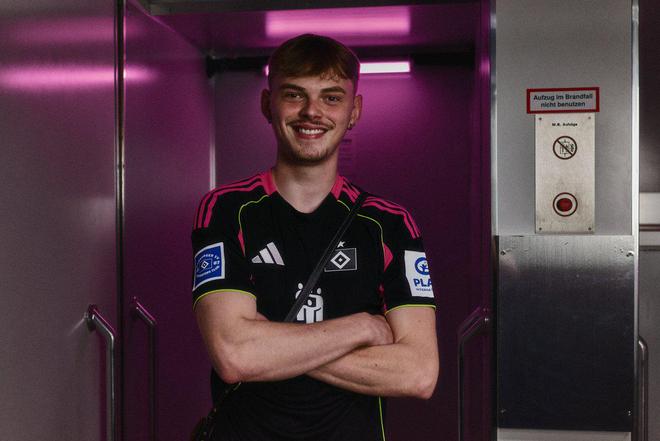 細(xì)節(jié)把控，球迷徽章可選，臂章漢堡球衣，非德甲標(biāo)志。