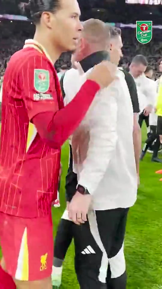 網(wǎng)友觀察范迪克看伊薩克的眼神不得不讓紅軍球迷浮想聯(lián)翩