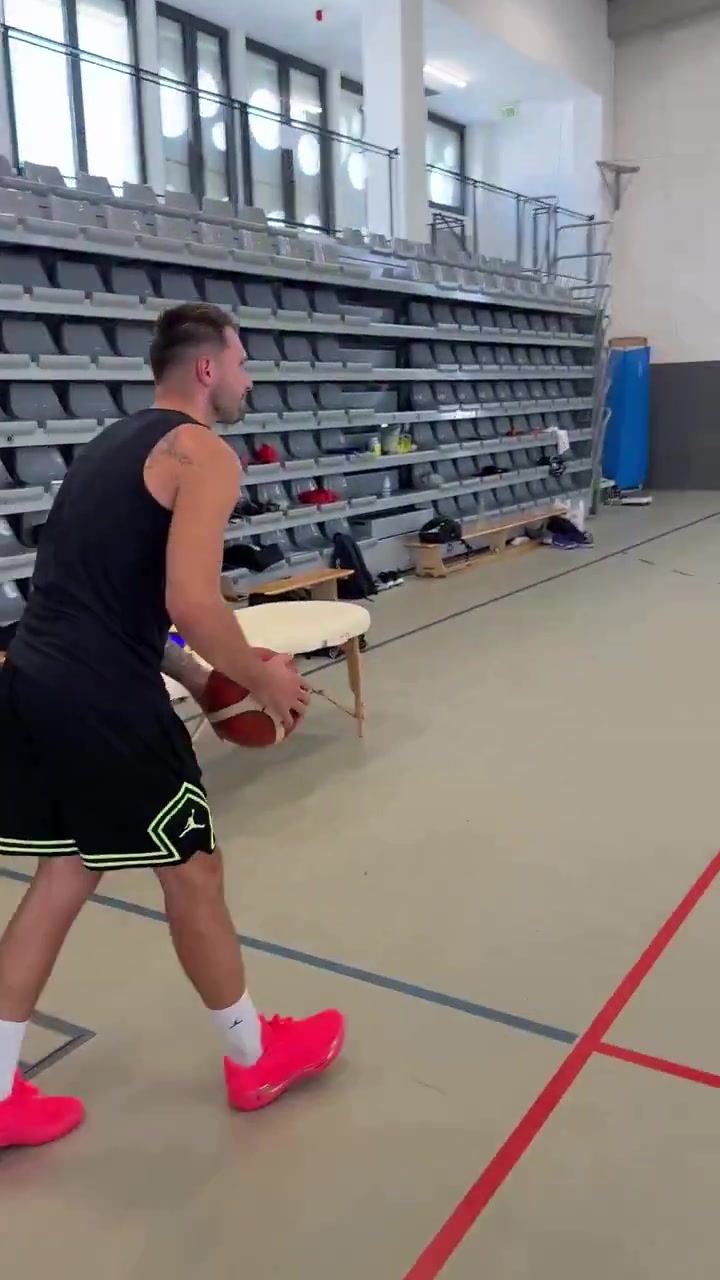 瘦成閃電了東契奇半場超遠隨手一扔就進了