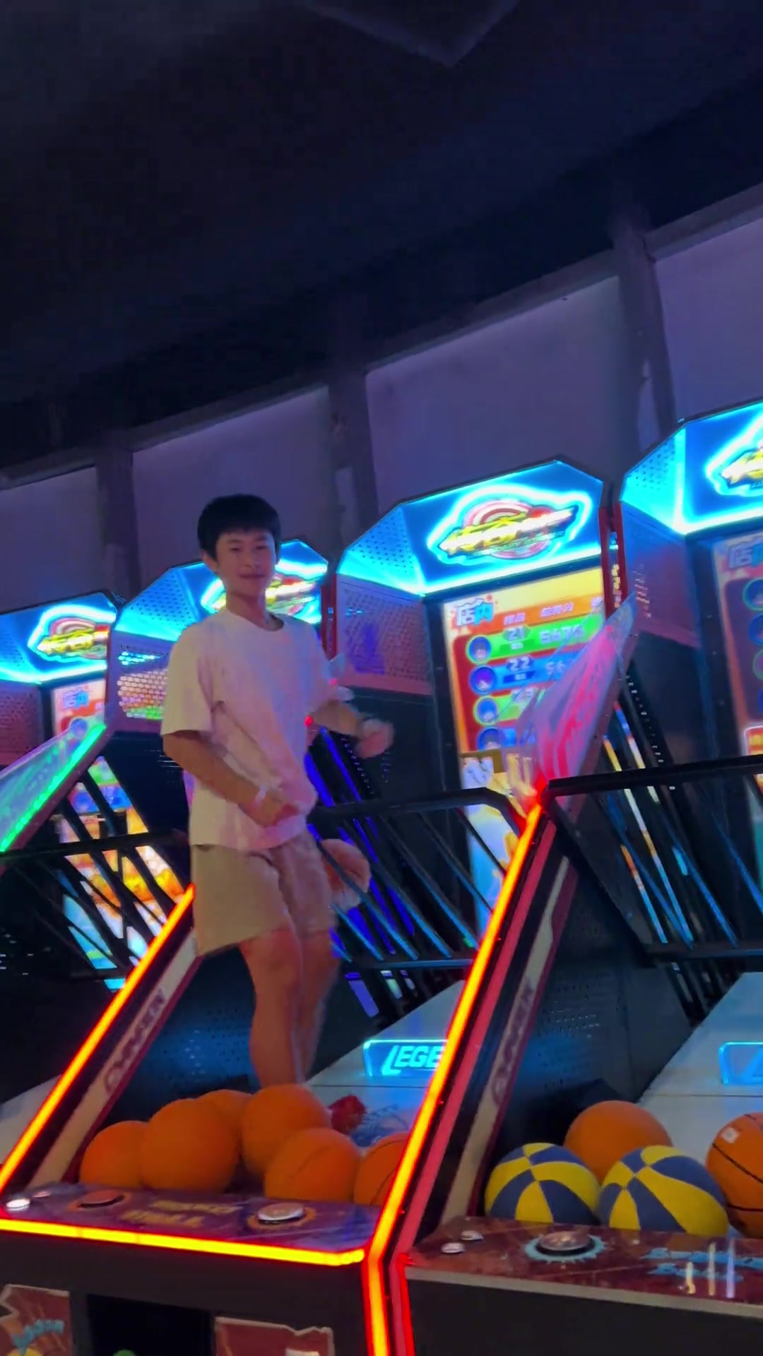 籃球小伙暴扣投籃機 隨后模仿詹姆斯霸王步慶祝動作