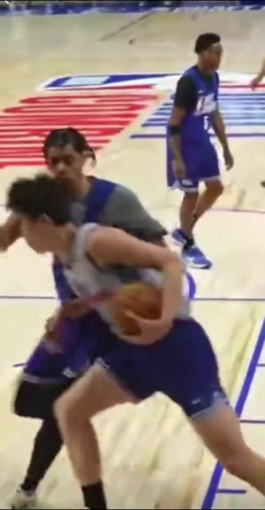 肉搏不帶怕的近距離感受楊瀚森此前對快船尼德豪澤的對抗強(qiáng)度