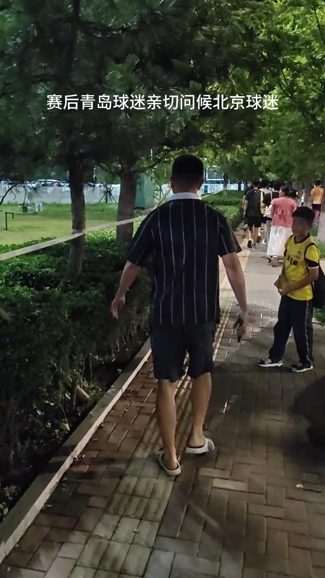 扎心了老鐵實拍西海岸球迷對著國安球迷高喊申花是冠軍