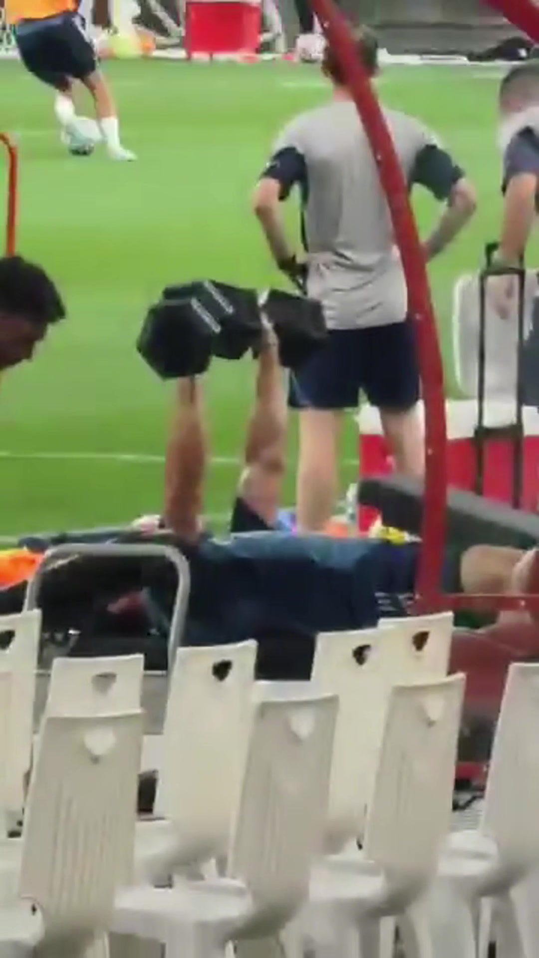 我現(xiàn)在強的可怕哈弗茨在阿森納季前訓(xùn)練期間進行舉重訓(xùn)練