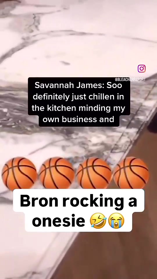 詹姆斯此前穿了一個(gè)全身是籃球的睡衣被老婆孩子嫌棄