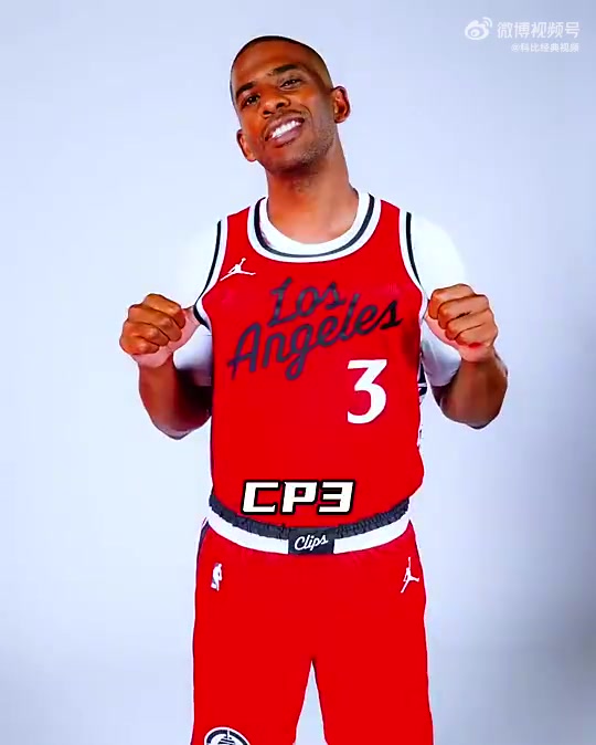 保羅拍攝快船定妝照不得不說這快船3號(hào)還是老船長(zhǎng)穿著順眼