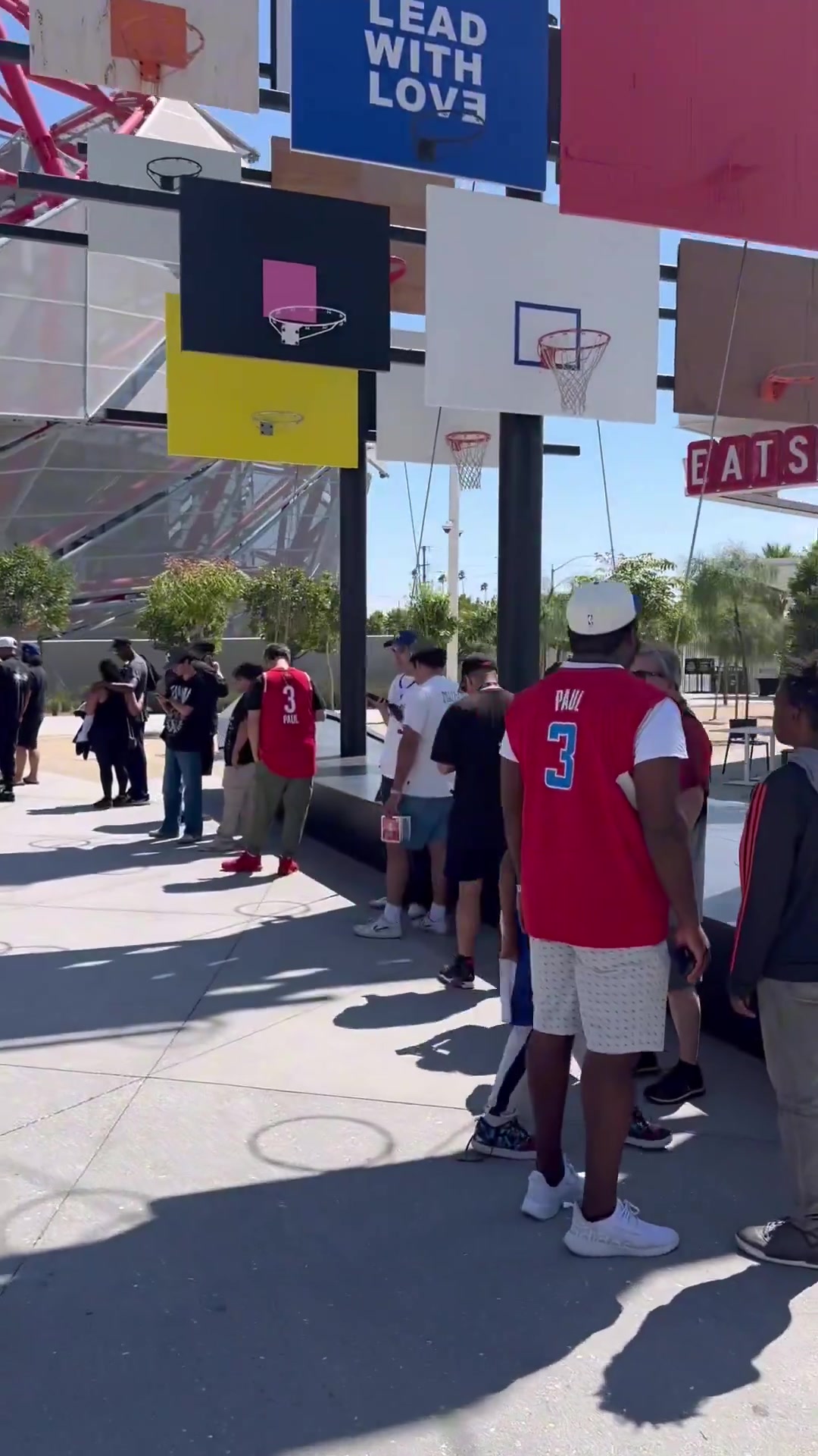 老炮人氣依舊快船球館外球迷排起長龍都在等待見保羅一面